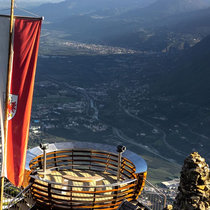 Der Aussichtskorb bei den Muthöfen über Dorf Tirol
